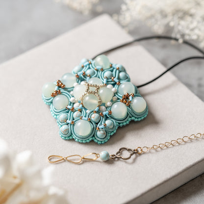 <1点もの>【Atelier BIO】ネックレス｜エキゾチックソウタシエ刺繍ネックレス グリーンカルセドニー×ターコイズ×ハウライト
