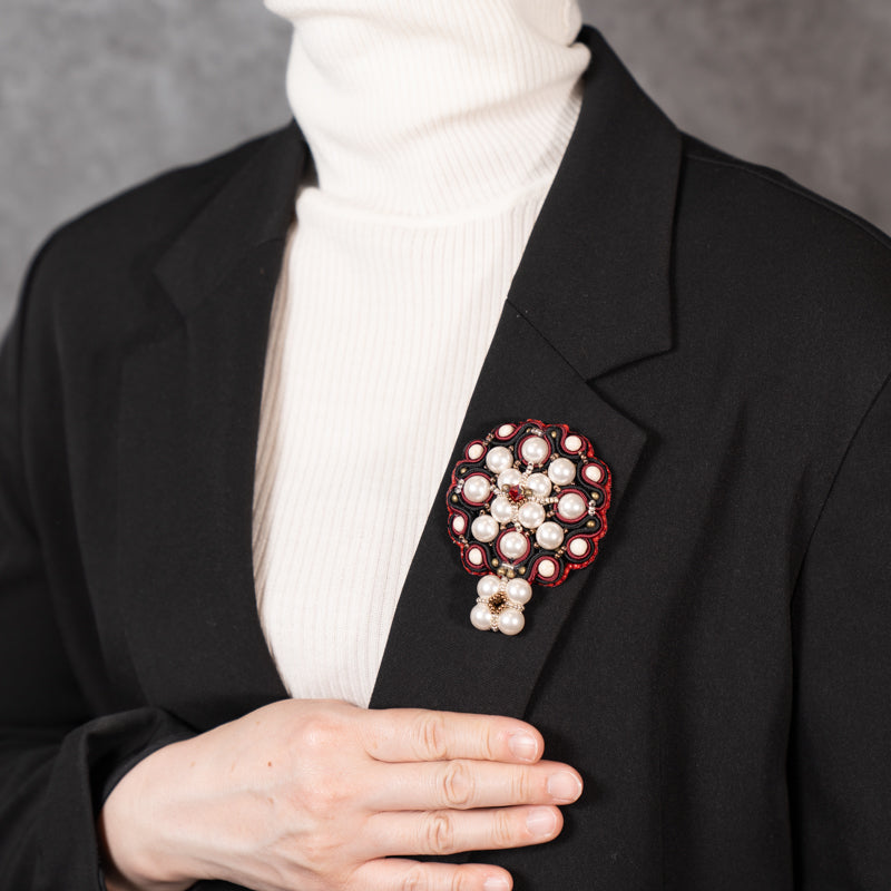 <1点もの>【Atelier BIO】ブローチ｜ロイヤルソウタシ刺繍ブローチ リバーストーン×ノーブルパール×深紅スワロフスキー