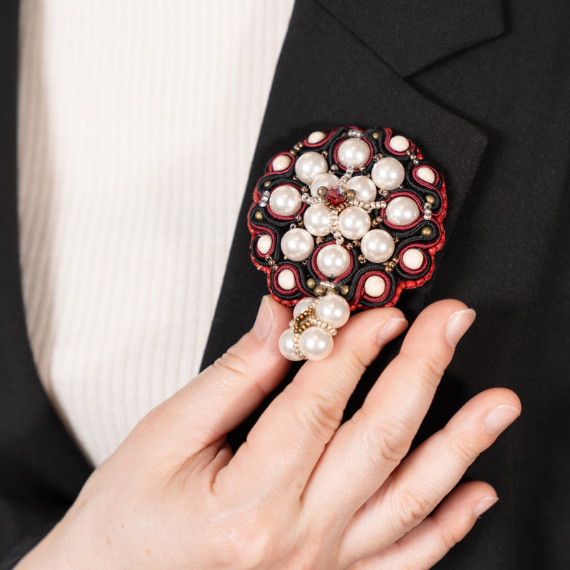 <1点もの>【Atelier BIO】ブローチ｜ロイヤルソウタシ刺繍ブローチ リバーストーン×ノーブルパール×深紅スワロフスキー