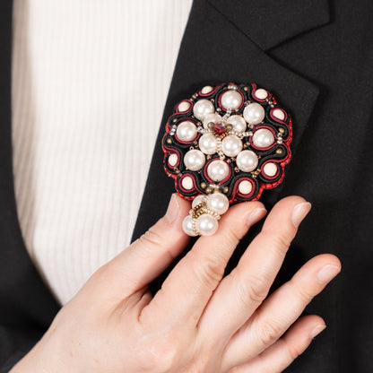 <1点もの>【Atelier BIO】ブローチ｜ロイヤルソウタシ刺繍ブローチ リバーストーン×ノーブルパール×深紅スワロフスキー