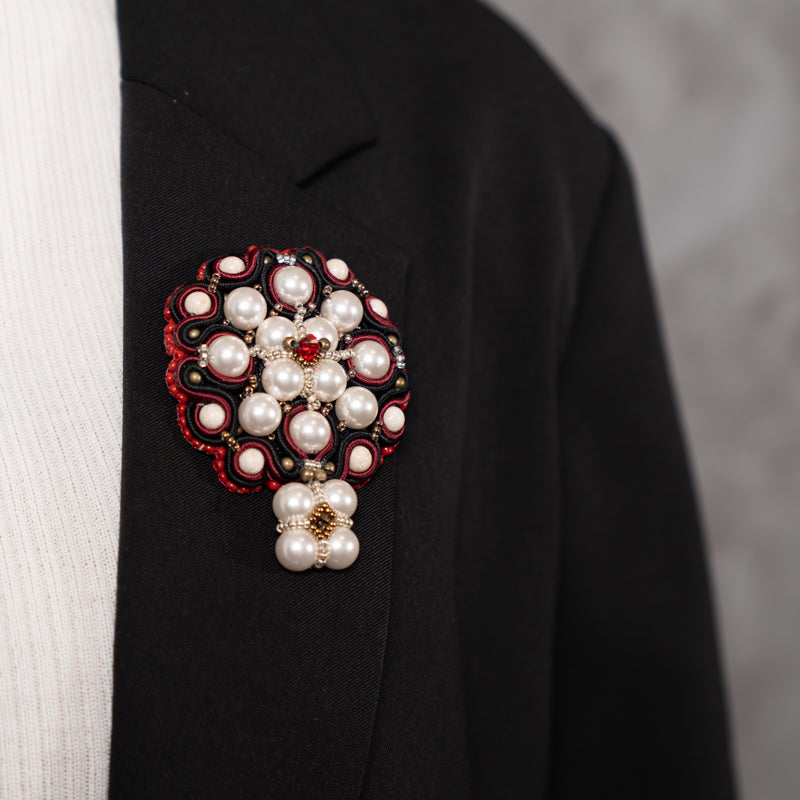 <1点もの>【Atelier BIO】ブローチ｜ロイヤルソウタシ刺繍ブローチ リバーストーン×ノーブルパール×深紅スワロフスキー