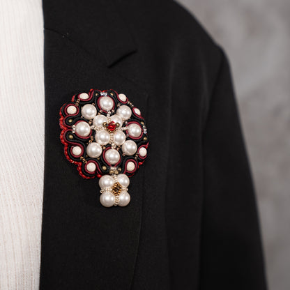 <1点もの>【Atelier BIO】ブローチ｜ロイヤルソウタシ刺繍ブローチ リバーストーン×ノーブルパール×深紅スワロフスキー