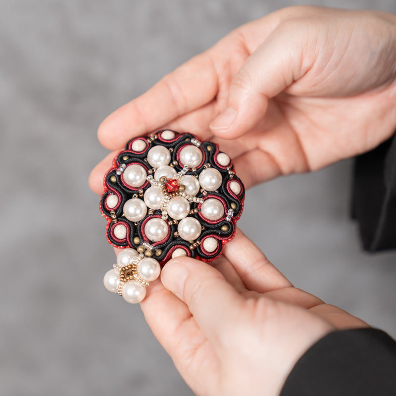 <1点もの>【Atelier BIO】ブローチ｜ロイヤルソウタシ刺繍ブローチ リバーストーン×ノーブルパール×深紅スワロフスキー