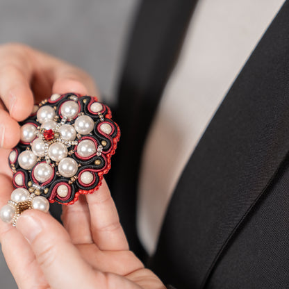 <1点もの>【Atelier BIO】ブローチ｜ロイヤルソウタシ刺繍ブローチ リバーストーン×ノーブルパール×深紅スワロフスキー