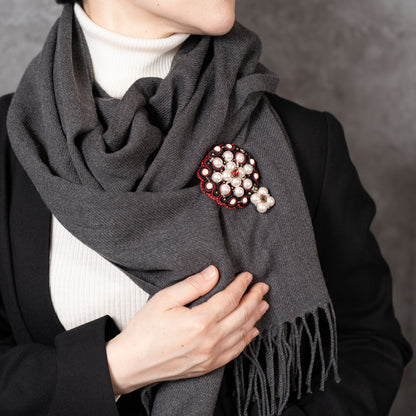 <1点もの>【Atelier BIO】ブローチ｜ロイヤルソウタシ刺繍ブローチ リバーストーン×ノーブルパール×深紅スワロフスキー