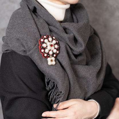 <1点もの>【Atelier BIO】ブローチ｜ロイヤルソウタシ刺繍ブローチ リバーストーン×ノーブルパール×深紅スワロフスキー