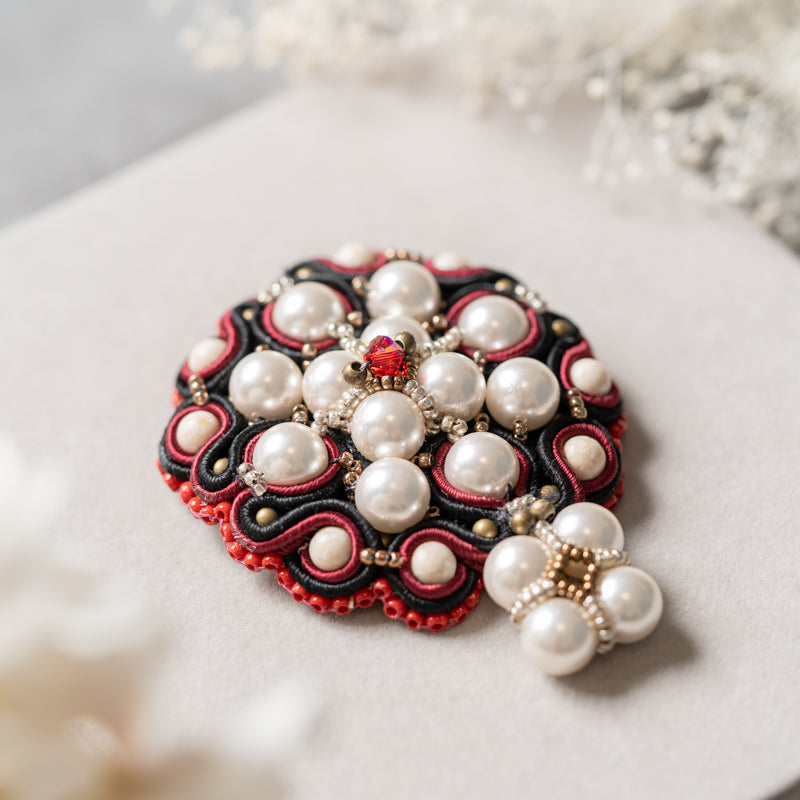 <1点もの>【Atelier BIO】ブローチ｜ロイヤルソウタシ刺繍ブローチ リバーストーン×ノーブルパール×深紅スワロフスキー