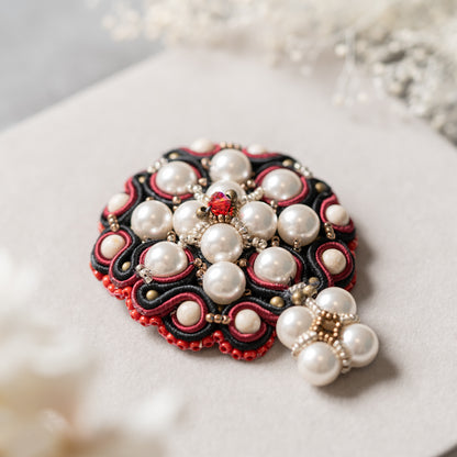 <1点もの>【Atelier BIO】ブローチ｜ロイヤルソウタシ刺繍ブローチ リバーストーン×ノーブルパール×深紅スワロフスキー