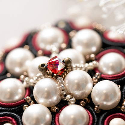 <1点もの>【Atelier BIO】ブローチ｜ロイヤルソウタシ刺繍ブローチ リバーストーン×ノーブルパール×深紅スワロフスキー