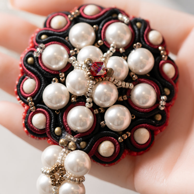 <1点もの>【Atelier BIO】ブローチ｜ロイヤルソウタシ刺繍ブローチ リバーストーン×ノーブルパール×深紅スワロフスキー