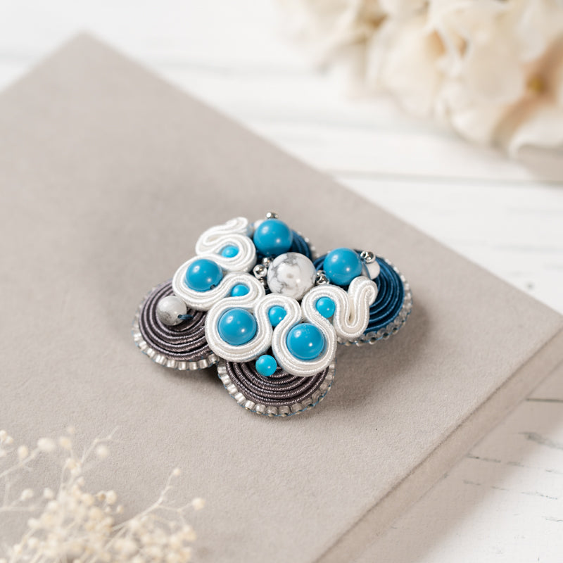 【Atelier BIO】ブローチ｜オーシャンブルーソウタシ刺繍ブローチ ターコイズ×ハウライト