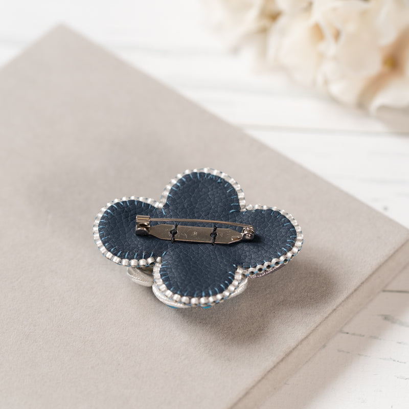 【Atelier BIO】ブローチ｜オーシャンブルーソウタシ刺繍ブローチ ターコイズ×ハウライト