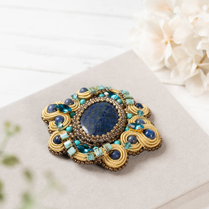 <1点もの>【Atelier BIO】ブローチ｜大粒ラピスラズリソウタシエ刺繍ブローチ ラピスラズリ×ターコイズ