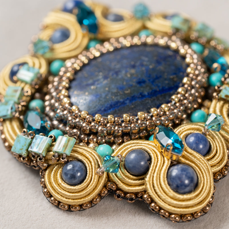 <1点もの>【Atelier BIO】ブローチ｜大粒ラピスラズリソウタシエ刺繍ブローチ ラピスラズリ×ターコイズ