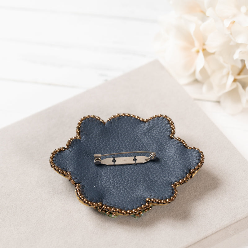 <1点もの>【Atelier BIO】ブローチ｜大粒ラピスラズリソウタシエ刺繍ブローチ ラピスラズリ×ターコイズ