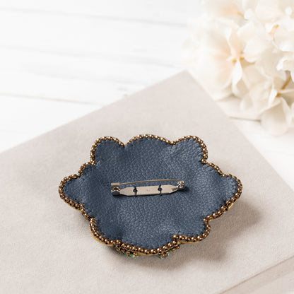 <1点もの>【Atelier BIO】ブローチ｜大粒ラピスラズリソウタシエ刺繍ブローチ ラピスラズリ×ターコイズ
