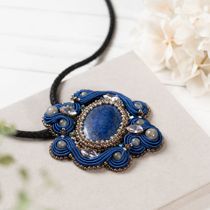 <1点もの>【Atelier BIO】ネックレス｜ アンティークソウタシエ刺繍ネックレス ラピスラズリ×グレーメノウ(ロイヤルブルー)