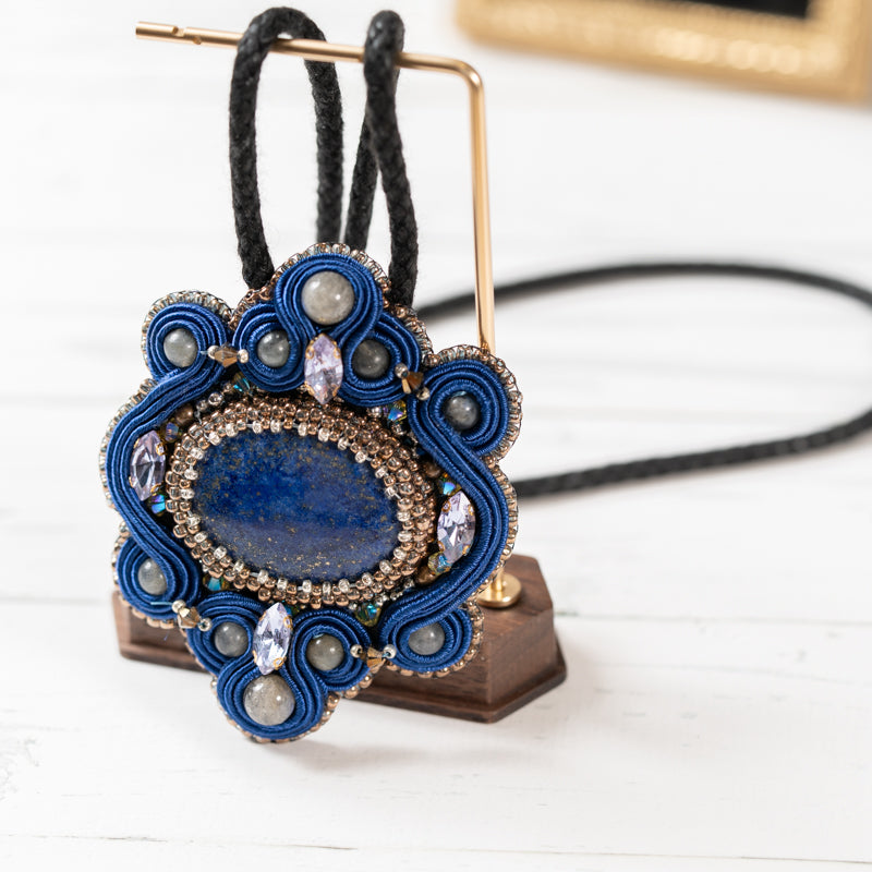 <1点もの>【Atelier BIO】ネックレス｜ アンティークソウタシエ刺繍ネックレス ラピスラズリ×グレーメノウ(ロイヤルブルー)