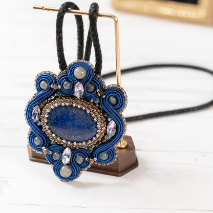 <1点もの>【Atelier BIO】ネックレス｜ アンティークソウタシエ刺繍ネックレス ラピスラズリ×グレーメノウ(ロイヤルブルー)