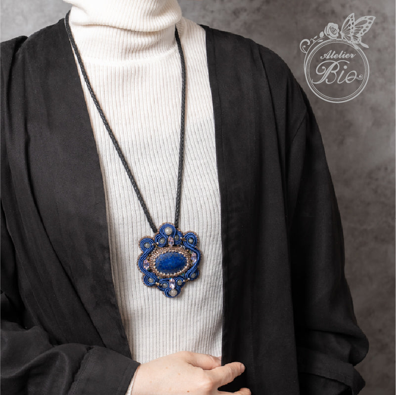 <1点もの>【Atelier BIO】ネックレス｜ アンティークソウタシエ刺繍ネックレス ラピスラズリ×グレーメノウ(ロイヤルブルー)