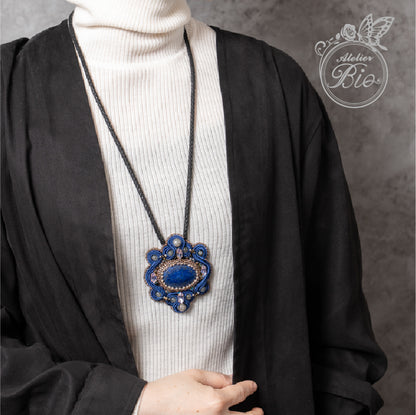 <1点もの>【Atelier BIO】ネックレス｜ アンティークソウタシエ刺繍ネックレス ラピスラズリ×グレーメノウ(ロイヤルブルー)