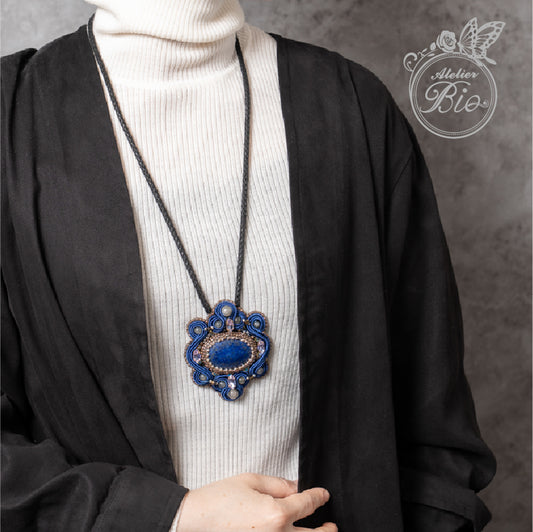 <1点もの>【Atelier BIO】ネックレス｜ アンティークソウタシエ刺繍ネックレス ラピスラズリ×グレーメノウ(ロイヤルブルー)