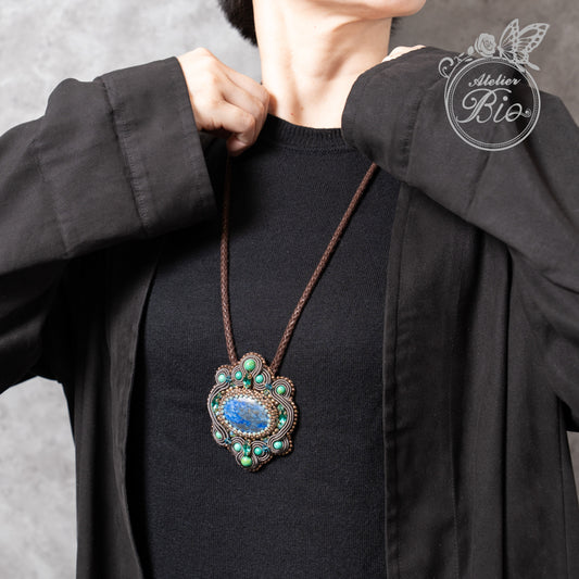 <1点もの>【Atelier BIO】ネックレス｜ アンティークソウタシエ刺繍ネックレス ラピスラズリ×ターコイズ(エメラルドグリーン)