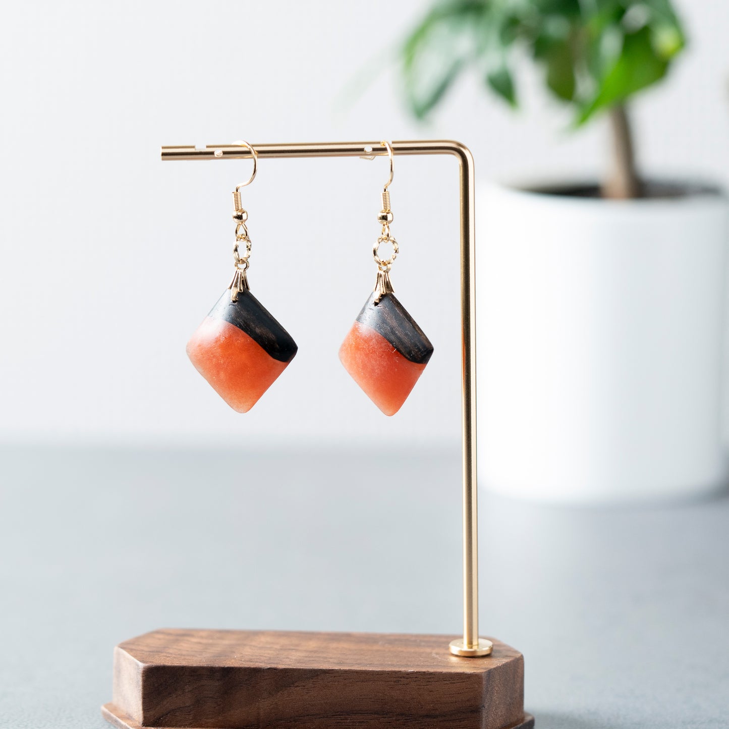 <1点もの>【KomaCraft】ピアス(フックピアス)　黒檀×レジン　 (赤)