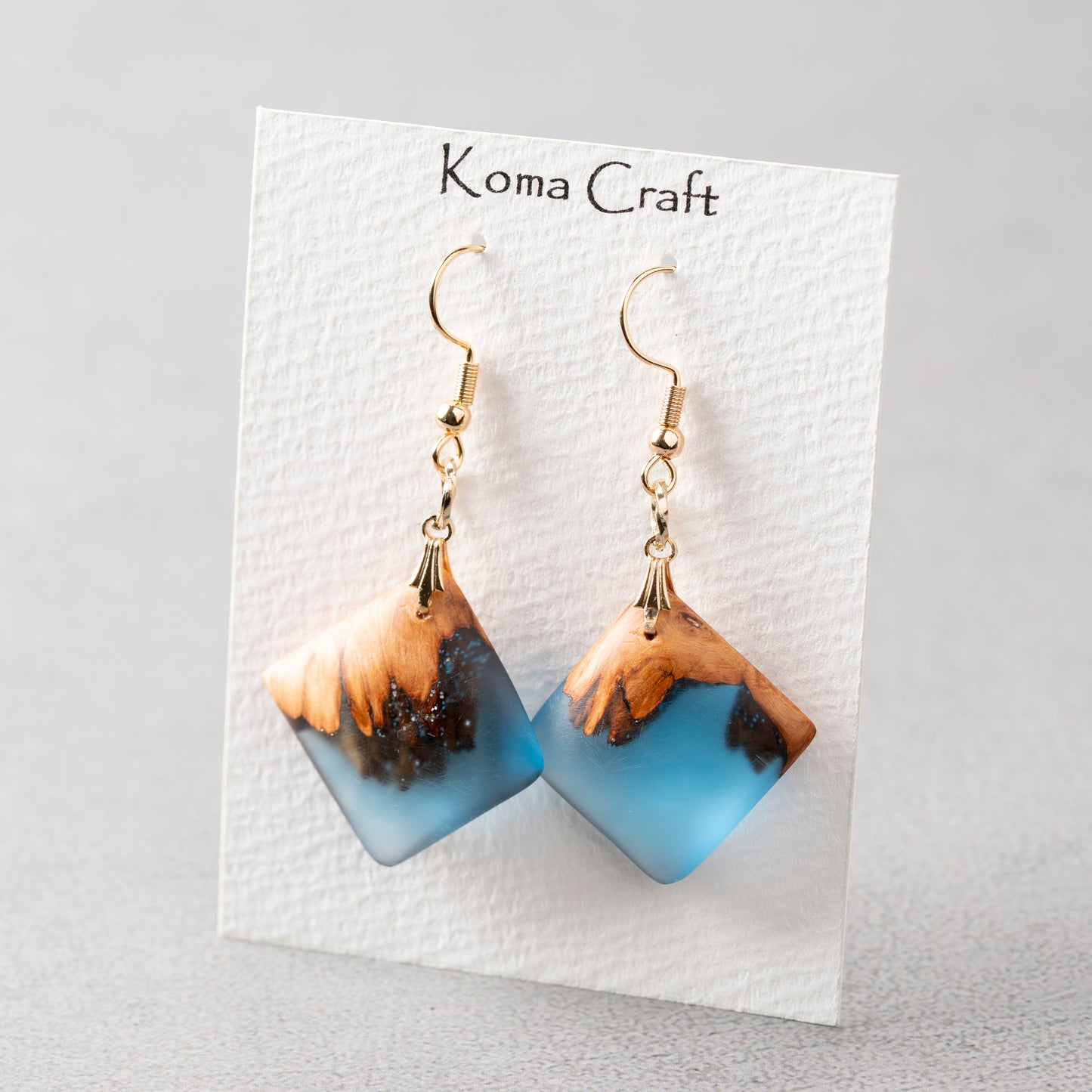 <1点もの>【KomaCraft】ピアス(フックピアス)　瘤杢×レジン　 (クリアブルー)