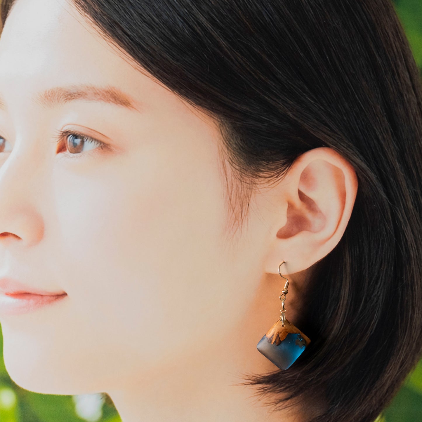 <1点もの>【KomaCraft】ピアス(フックピアス)　瘤杢×レジン　 (クリアブルー)