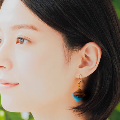 <1点もの>【KomaCraft】ピアス(フックピアス)　瘤杢×レジン　 (青)