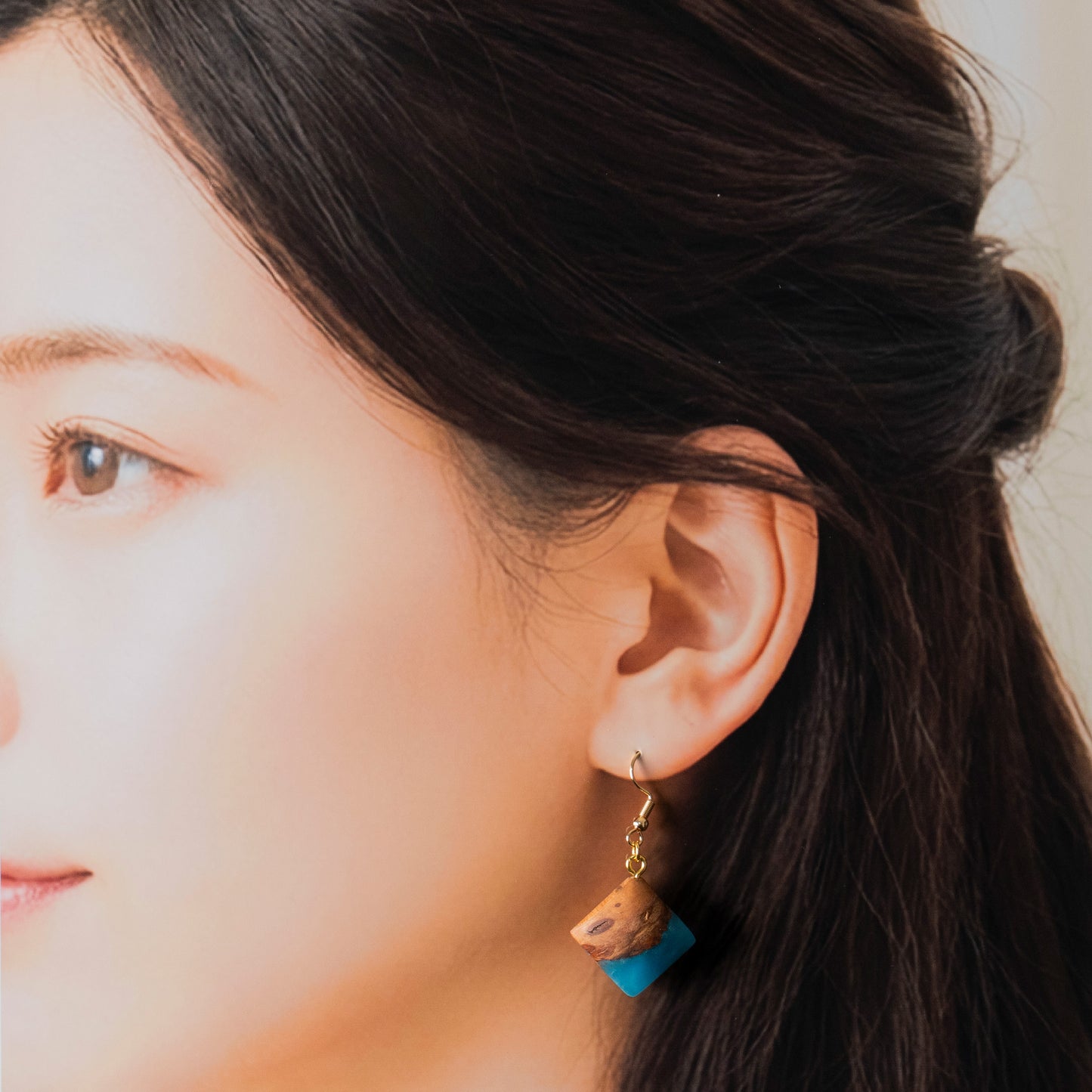 <1点もの>【KomaCraft】ピアス(フックピアス)　瘤杢×レジン　 (青)