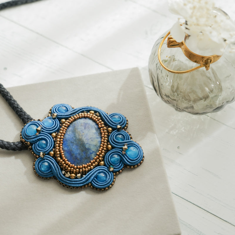 <1点もの>【Atelier BIO】ネックレス｜ アンティークソウタシエ刺繍ネックレス ラピスラズリ×カルセドニー