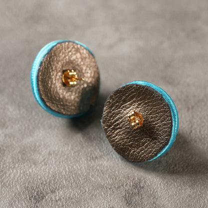 <1点もの>【Atelier BIO】ソウタシエピアス｜鮮やかなマリンブルー×虹色に輝くオパールジルコニア＆パール