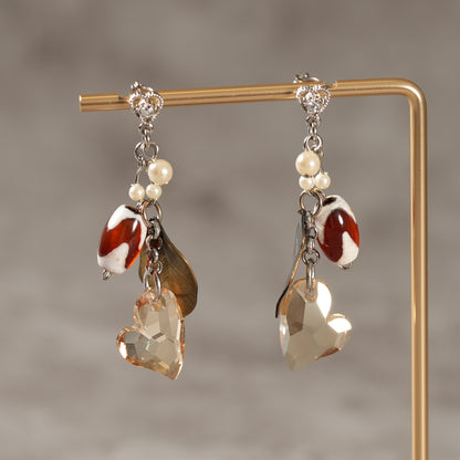 <1点もの>【Atelier BIO】スイングピアス｜天然石勾玉×ハート型スワロフスキー＆パールの揺れるお守りジュエリー