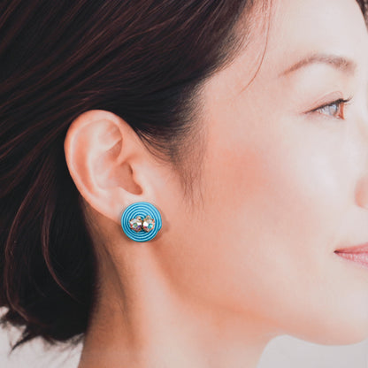 <1点もの>【Atelier BIO】ソウタシエピアス｜鮮やかなマリンブルー×虹色に輝くオパールジルコニア＆パール