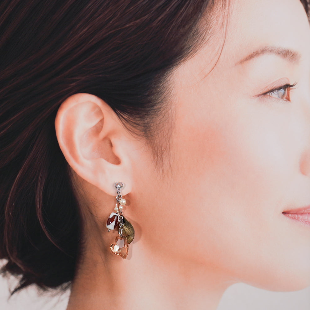 <1点もの>【Atelier BIO】スイングピアス｜天然石勾玉×ハート型スワロフスキー＆パールの揺れるお守りジュエリー