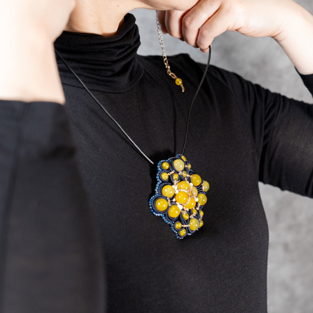 <1点もの>【Atelier BIO】ネックレス｜エキゾチックソウタシエ刺繍ネックレス イエローメノウ×ハウライト