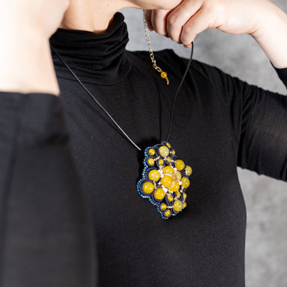 <1点もの>【Atelier BIO】ネックレス｜エキゾチックソウタシエ刺繍ネックレス イエローメノウ×ハウライト
