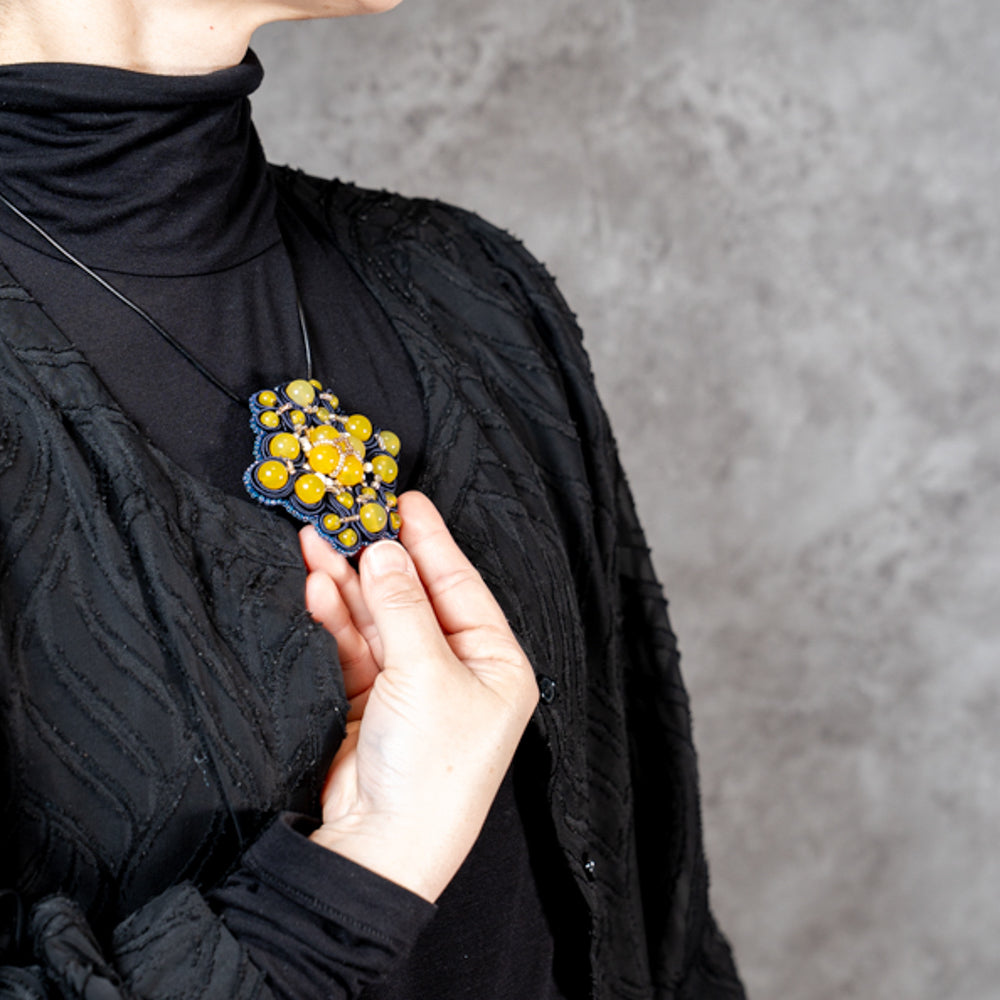 <1点もの>【Atelier BIO】ネックレス｜エキゾチックソウタシエ刺繍ネックレス イエローメノウ×ハウライト