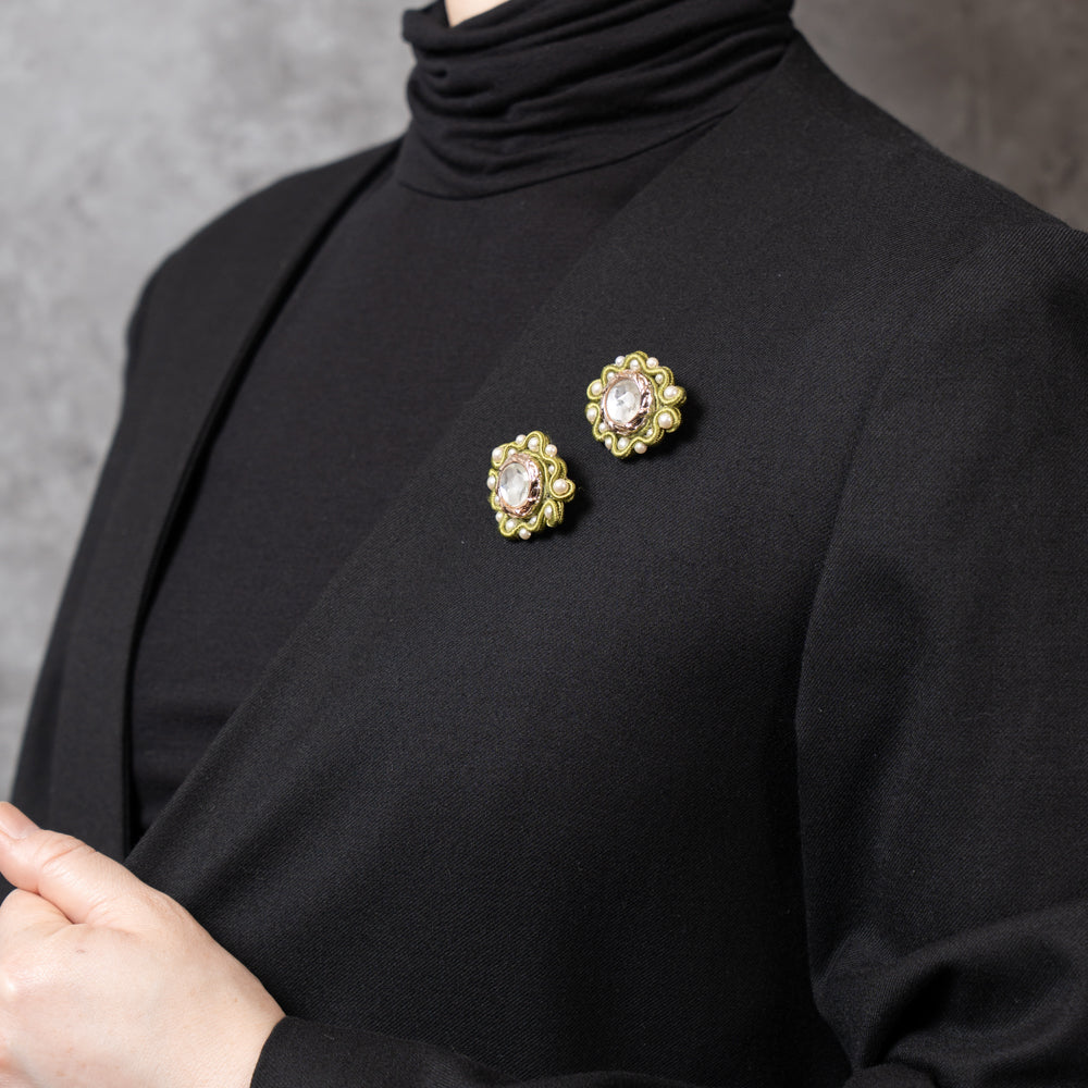 <1点もの>【Atelier BIO】ミニブローチ2個セット｜クラシカルソウタシエ刺繍 ピスタチオグリーン×パール【ペアセット】
