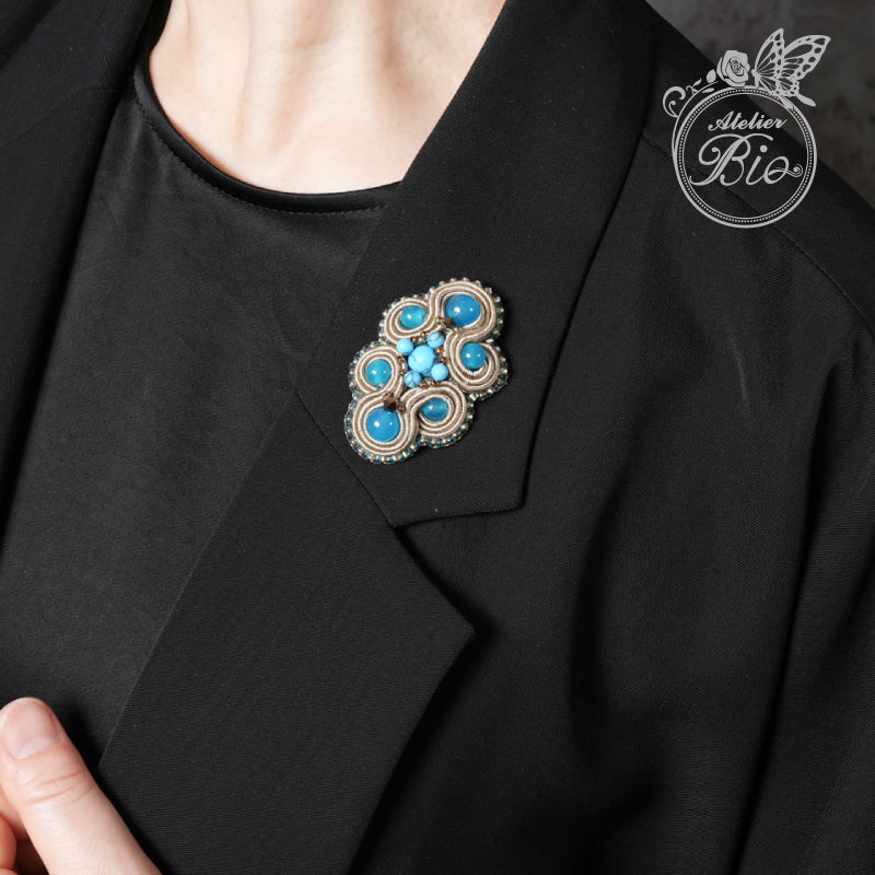 <1点もの>【Atelier BIO】ブローチ｜ 小ぶりで上品ソウタシエ刺繍ブローチ ターコイズ×カルセドニー⑳