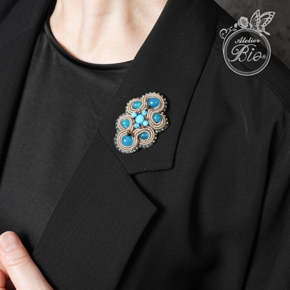 <1点もの>【Atelier BIO】ブローチ｜ 小ぶりで上品ソウタシエ刺繍ブローチ ターコイズ×カルセドニー⑳