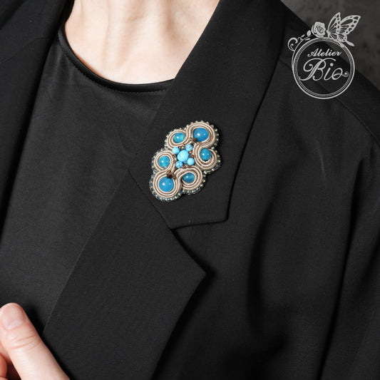 <1点もの>【Atelier BIO】ブローチ｜ 小ぶりで上品ソウタシエ刺繍ブローチ ターコイズ×カルセドニー⑳