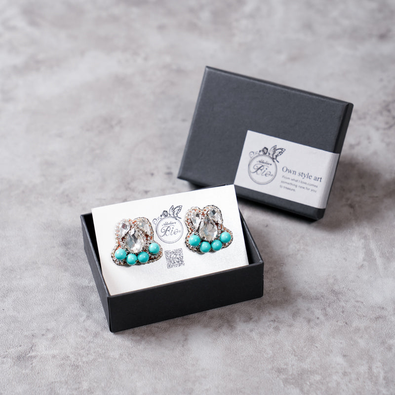 <1点もの>【Atelier BIO】ピアス｜ 主役級の刺繍ピアス ビジュー×ターコイズ