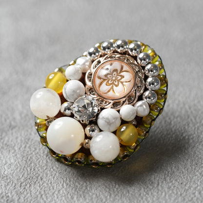 <1点もの>【Atelier BIO】ピアス｜ クラシカル刺繍ピアス マザーオブパール×ハウライト⑩