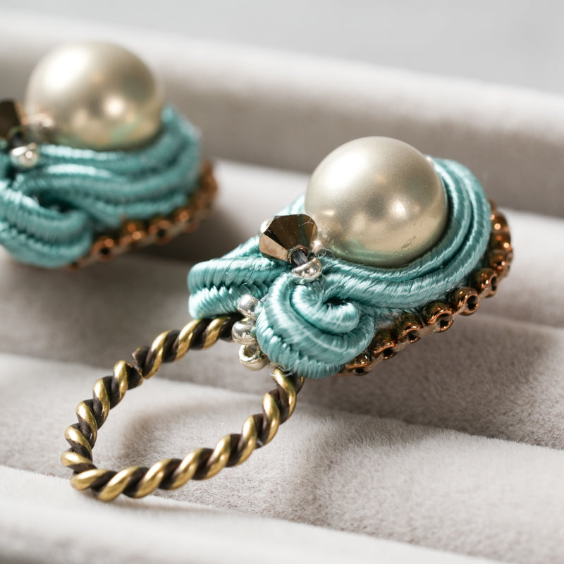 <1点もの>【Atelier BIO】ピアス｜ ソウタシエ刺繍ピアス 淡水パール×メタルビーズ⑮