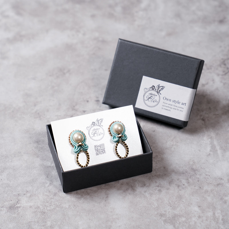 <1点もの>【Atelier BIO】ピアス｜ ソウタシエ刺繍ピアス 淡水パール×メタルビーズ