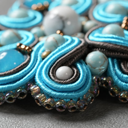 <1点もの>【Atelier BIO】ブローチ｜ クラシカルソウタシエ刺繍ブローチ ターコイズ×ハウライト×カルセドニー⑯