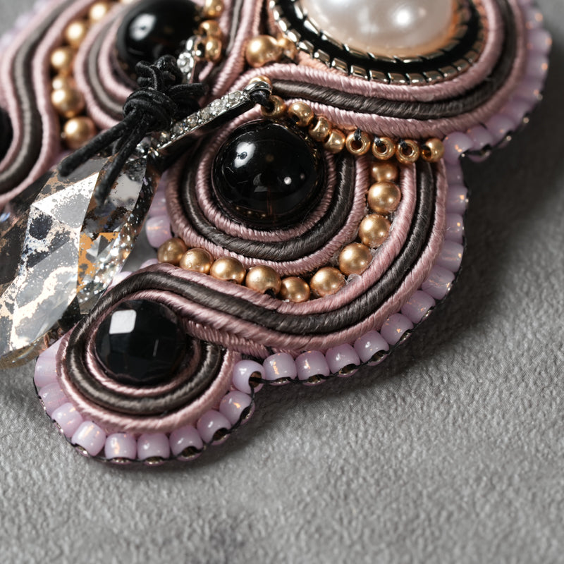 <1点もの>【Atelier BIO】ブローチ｜ 大人ガーリーソウタシエ刺繍ブローチ オニキス×パール×スワロフスキー⑲
